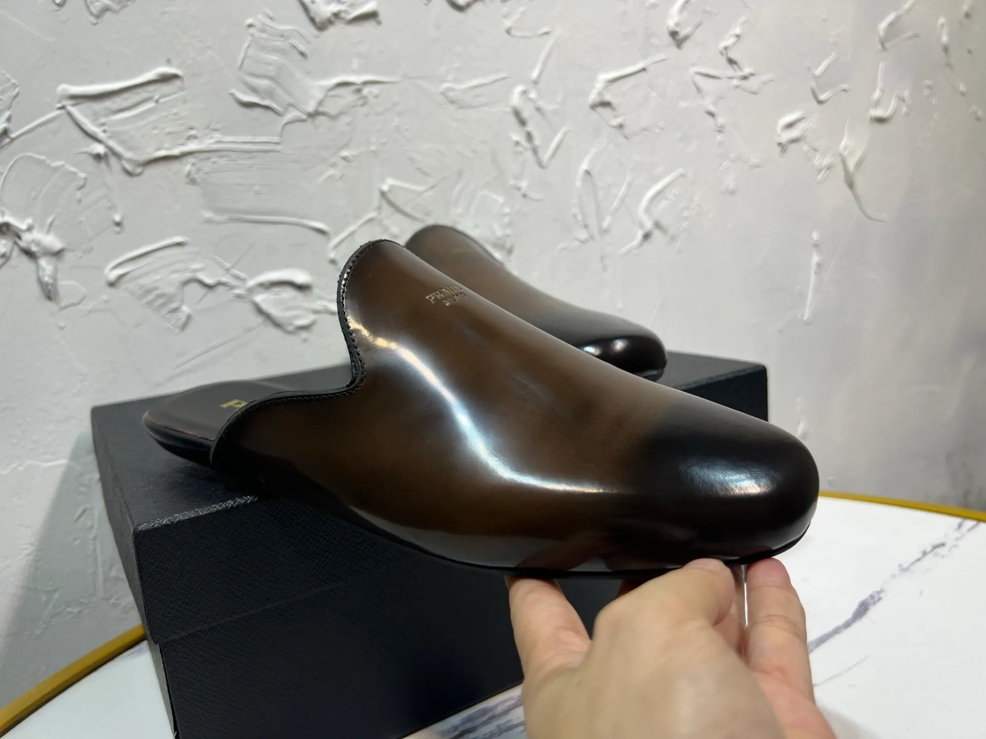 P700 prada derby2025 spring and autumn latest Prada retro men's bright leather slippers, Shuffle toe hollow mule shoes, imported open edge beads, lining and foot pads in cowhide, light rubber sole, sole thickness 10 mm, black and brown 2-color original packaging Code number: 39-46